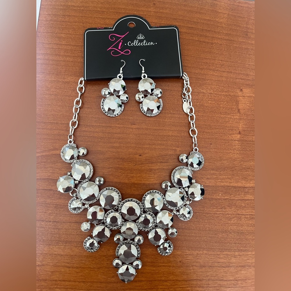 Paparazzi Zi Collection Silver Necklace with matching earrings NWT